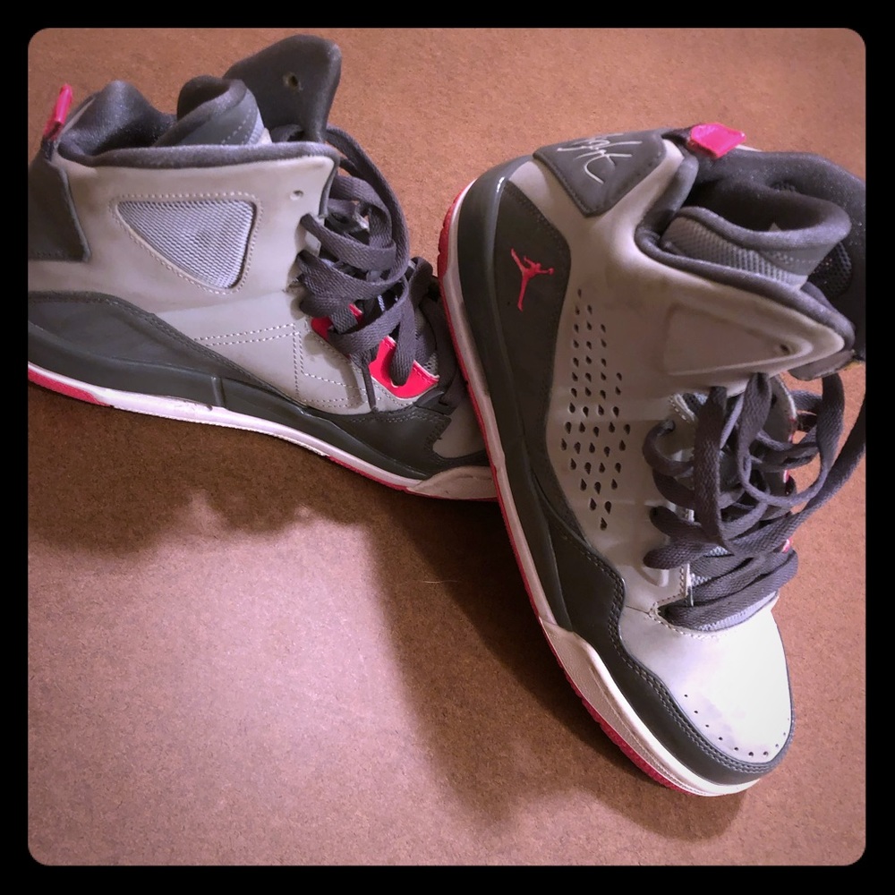 Air Jordan Youth Size 7 (fits ladies 7.5-8).